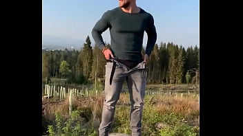 Hombre Presume Su Pene