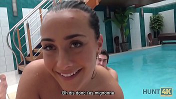 Hunt4k. Brunette Lassie Est Pr_te à Satisfaire Le Propriétaire D_un Petit Centre De Spa