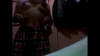 Mujer Se Quita La Ropa