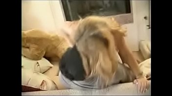 Ardiente Rubia Invita A Jugar Con Su Oso Teddy