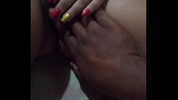 Toco A Mi Novia, Y Ella Se Exita, Luego La Penetro Mientras Mira Su Telefono