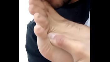 Macho Lambendo O Próprio Pé Gay