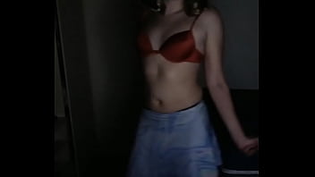 Cdzinha Fazendo Strip E Rebolando De Mini Saia