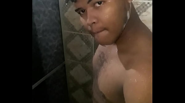 Novinho De Pau Grande No Banho