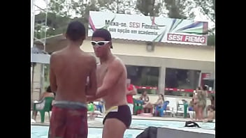 Gostoso De Sunga No Clube De Piscina