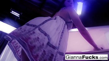 Brunette Hottie Gianna Michaels Knows How To Get Herself Off!