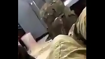 Soldado Mostrando A Piroca Para Os Amigos