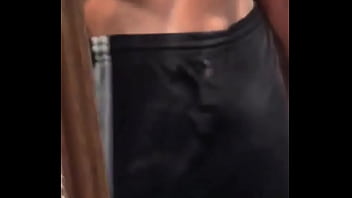 Balançando Pirocão No Short