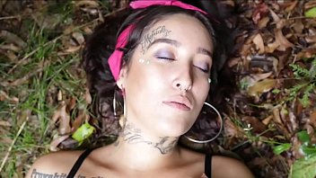 Duas Gostosas Tatuadas De Bikini Se Pegando E Se Lambuzando