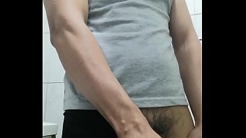 Una Rica Paja Antes De Ir Al Baño