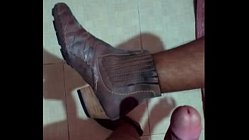 Gozando De Botas Marrom, Igual Um Cavalo