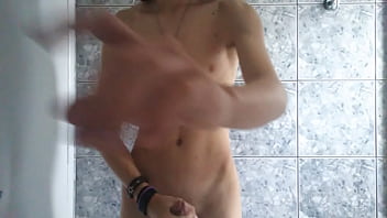 Irmão Mais Novo Tocando Escondido