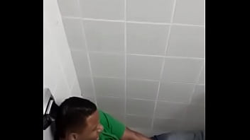 Novinho M. Aprendiz Se Masturbando No Banheiro Do Prezunic.