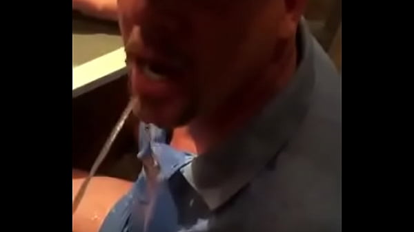 Tiozão Bebendo Mijo