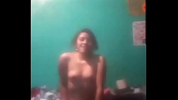 Jovencita Bailando Y Tocándose