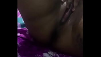 Chica Se Masturba En Su Cama Y Vota Un Montón De Leche. Segunda Parte.