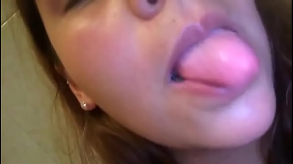 Jovencita Excitada Y Mojada Masturbándose
