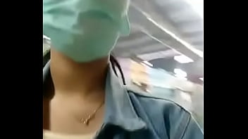 Mostrando Su Bubis En El Supemercado