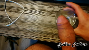 Sátiro Tocándose - Sirviendo Semen En Un Vaso