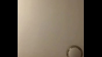 Tik Toker Desnuda Se Sienta Sobre Su Celular Para Ganar Seguidores