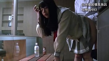 發現落單的女學生 上去幹了她