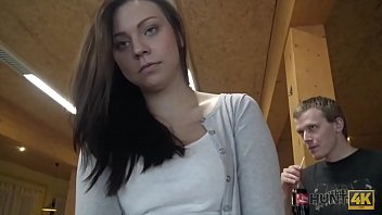 Hunt4k. Brünette Saugt Schwanz Und Gibt Muschi Zum Bohren Für Bargeld