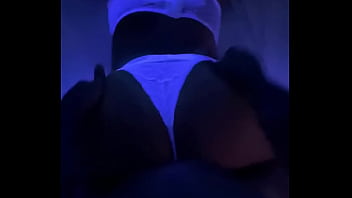 Gostosa Brilhando No Escuro