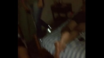 Hombre Agarra D. A Una Putita Golosa