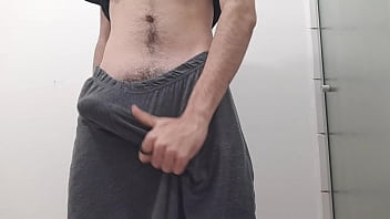 Novinho Acariciando O Pau No Short