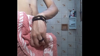 Pauzudo Se Exibindo No Banheiro