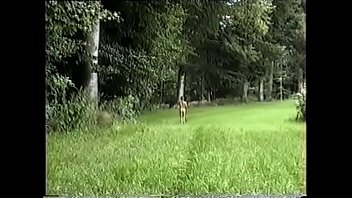 Bluttboy Ist Nackt Auf Dem Feld