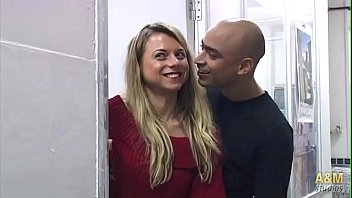 La Cartera Viciosa Fue A Entregar Una Carta Y Acabo En Medio De Una Orgía !!