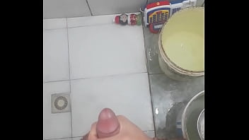 Novinho Batendo Punheta No Banheiro - gay, punheta, banheiro - Video 2662954