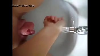 تلعب بكسها حميانه