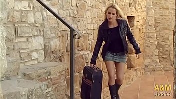 Macarra De Poca Monta Espía Con Cámara Secreta A La _chacha_ En Su Casa, Con El Consentimiento De Su Sumisa Esposa !!