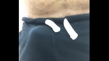 Pau Duro Saindo Da Bermuda