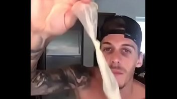 Hetero Se Masturba Con Un Condon Xl