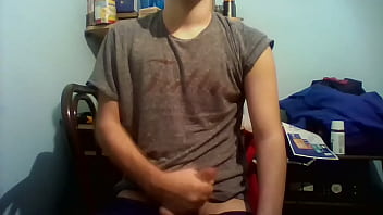 Joven De 18 Años Con El Pene Muy Grande Y Sin Circunsicion Se Masturba