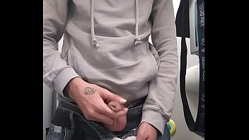 Nella Toilette Del Treno Quando Non Si Sa_ Che Cazzo Fare, Dai Vita Ad Una Masturbazione.