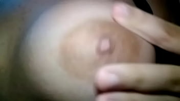 Putinha Passando óleo Nos Peitos