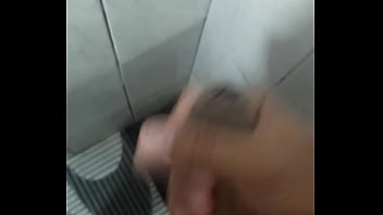 Batendo Uma No Banheiro - punheta, gozando, soloboy, batendo, banheiro, punheteiro, querendo-fuder - Video 2732813