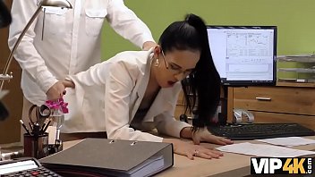 Vip4k. Chica Necesita Instrumentos Musicales Y Decide Follar En Préstamo