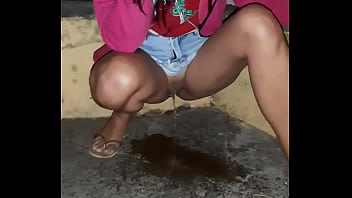 Casada Bucetuda De Anápolis Mijando Gostoso Em Um Local Público