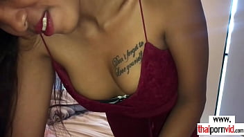 Thai Girlfriend Makes Out With Boyfriend And Blows Him