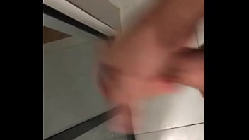 Punhetando No Banheiro - solo, gay, gozada, punheta, gay-amateur - Video 2635800