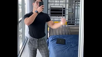 Rico Brasileño Muestra Sus Músculos