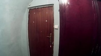 Me Vienen A Arreglar La Puerta De Casa Y Me Acabo Comiendo Toda Su Corrida En La Cara. No Hay Nada Que Me Ponga Mas Cachonda Que Saborear El Semen Dentro De La Boca.