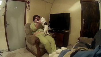 Pongo A Cuatro Patas A La Gorda Mientras Juego Con El Móvil En Su Espalda Y Me La Follo Duro