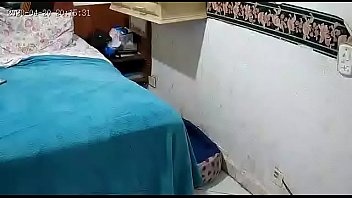 Descubri O Que Minha Irmã Safada Faz Trancada No Quarto Da Minha Mãe !!!