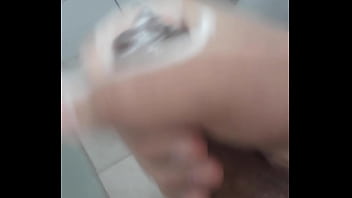 Batendo Uma Bem Gostoso - punheta, pau, soloboy, chuveiro - Video 2630921